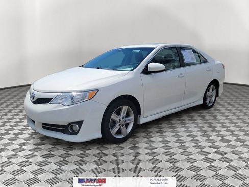 Used 2014 Toyota Camry SE w/ Leather Package FWD image 2
