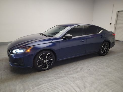 Used 2023 Nissan Altima 2.5 SR FWD image 2