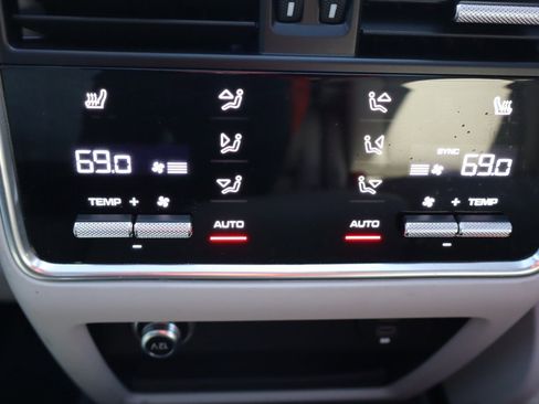 Used 2023 Porsche Cayenne Platinum Edition AWD/4WD image 15