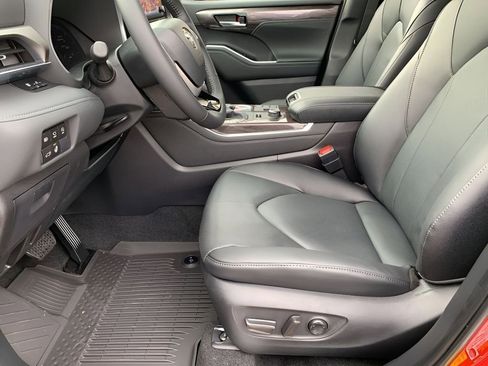 New 2026 Toyota Highlander Limited image 9