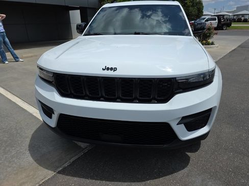 Used 2023 Jeep Grand Cherokee Altitude AWD/4WD image 9