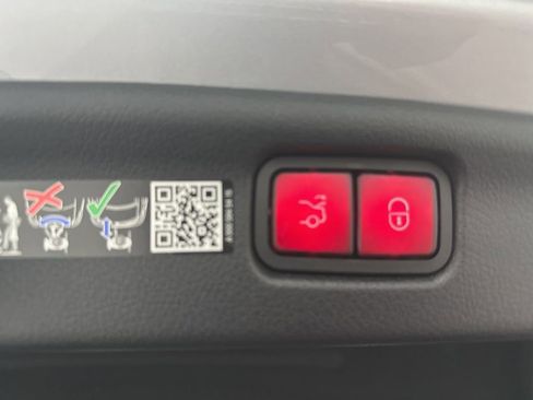 Used 2025 Mercedes-Benz C 300 Sedan image 25