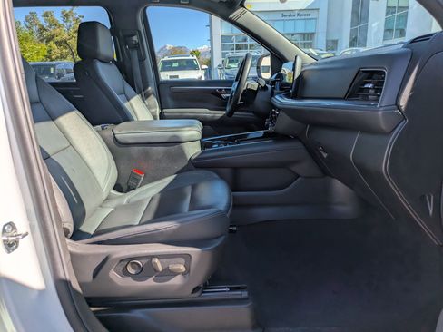 Used 2025 Chevrolet Suburban Z71 AWD/4WD image 35