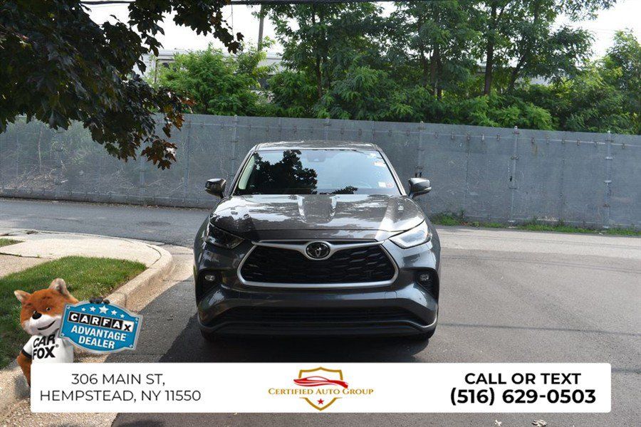 Used 2025 Toyota Highlander LE FWD image 3