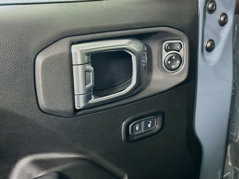 Used 2025 Jeep Wrangler Unlimited Rubicon image 17