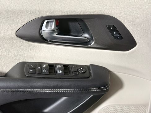 Used 2023 Chrysler Pacifica Touring-L AWD/4WD image 22