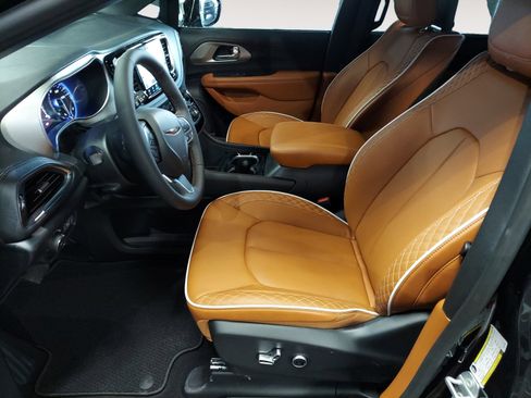 New 2026 Chrysler Pacifica Pinnacle image 23