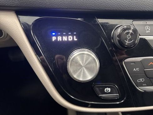 Used 2019 Chrysler Pacifica Touring-L image 15