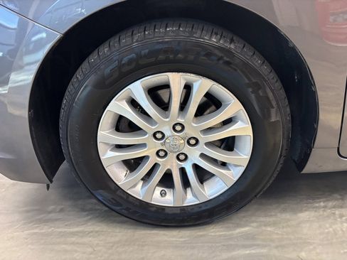 Used 2017 Toyota Sienna XLE image 26