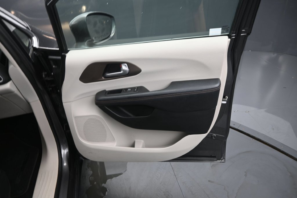Used 2017 Chrysler Pacifica Touring-L Plus FWD image 14