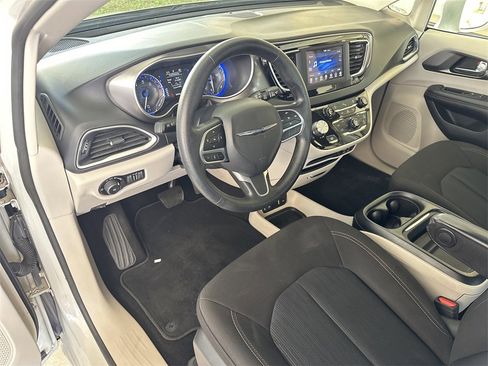 Used 2020 Chrysler Pacifica Touring image 12
