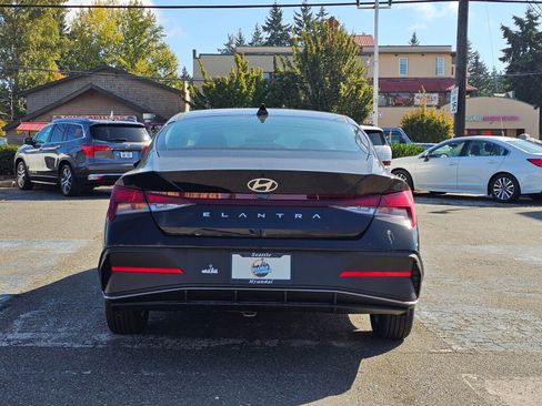 Used 2025 Hyundai Elantra SE image 6