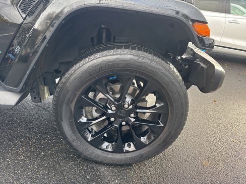 Used 2023 Jeep Wrangler Unlimited Sahara w/ Cold Weather Group image 9