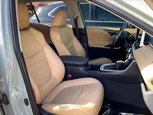 Used 2022 Toyota RAV4 XLE Premium image 8