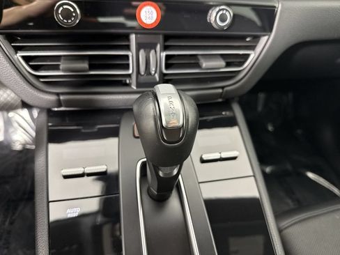 Certified 2023 Porsche Macan AWD/4WD image 32