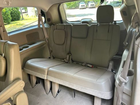 Used 2015 Chrysler Town & Country Touring FWD image 23