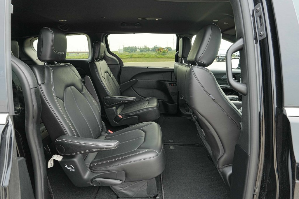 Used 2026 Chrysler Pacifica Select FWD image 24
