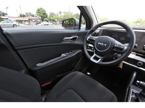 Used 2024 Kia Sportage LX AWD/4WD image 9
