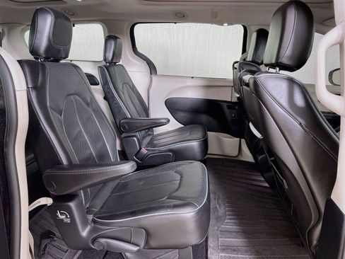 Used 2017 Chrysler Pacifica Limited w/ UConnect Theater Package FWD image 28