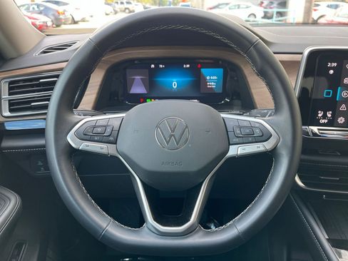 Used 2025 Volkswagen Atlas SE image 28