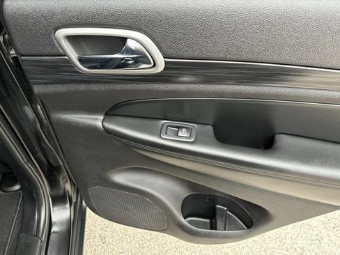 Used 2020 Jeep Grand Cherokee Laredo image 16