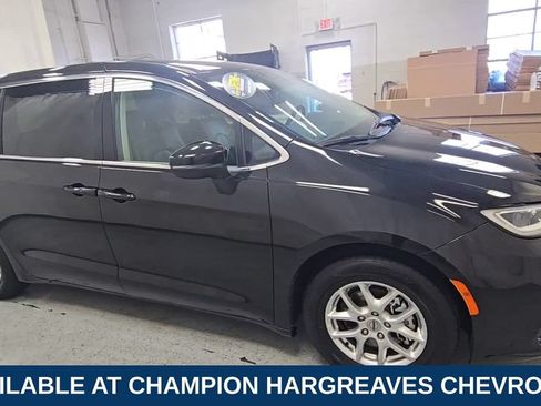 Used 2023 Chrysler Pacifica Touring-L FWD image 2
