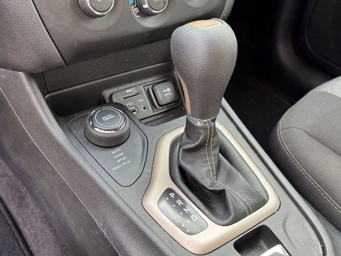 Used 2018 Jeep Cherokee Latitude AWD/4WD image 24