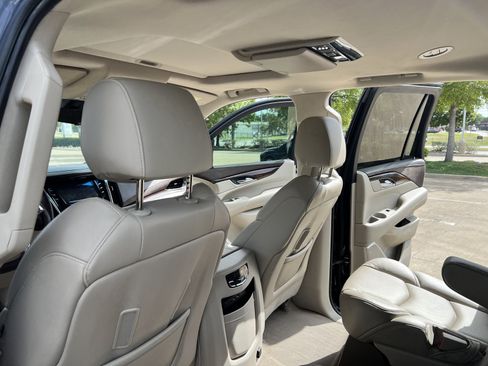 Used 2017 Cadillac Escalade Luxury RWD image 31
