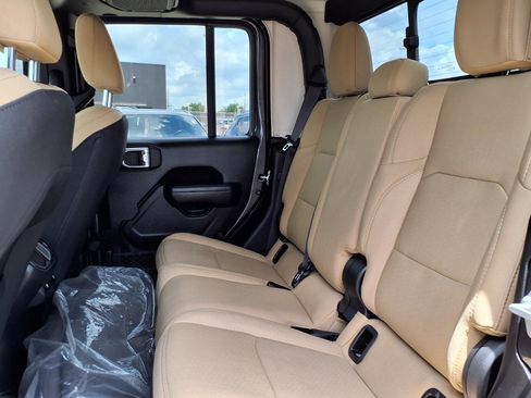 Used 2023 Jeep Gladiator Sport AWD/4WD image 21