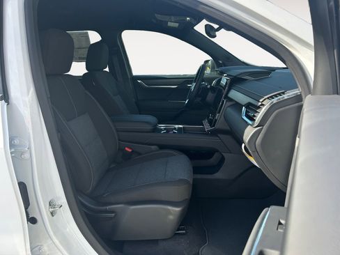 New 2026 GMC Acadia Elevation image 10