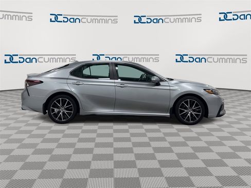 Used 2023 Toyota Camry SE image 9