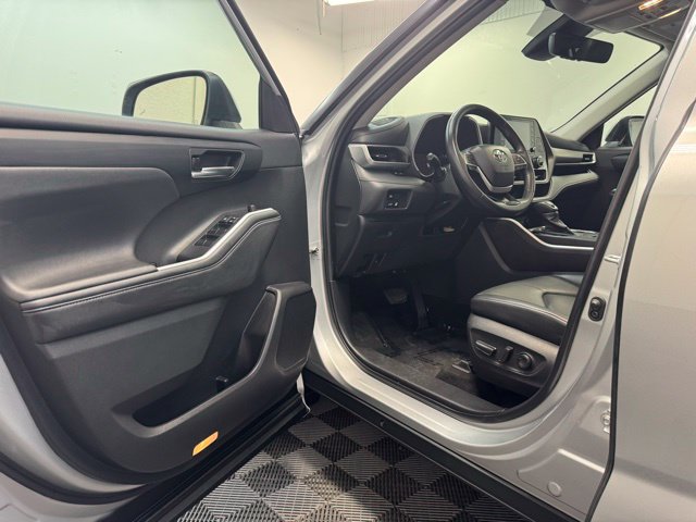 Used 2022 Toyota Highlander XLE AWD/4WD image 11