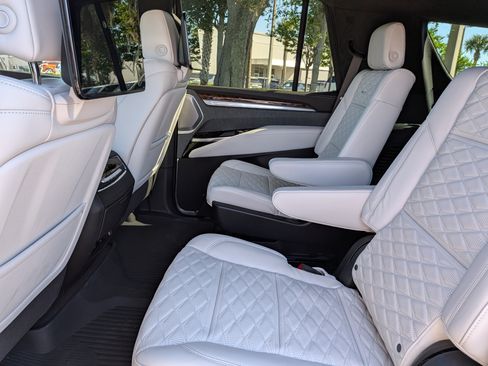 New 2026 Cadillac Escalade Platinum Sport w/ LPO, ONYX Package AWD/4WD image 17