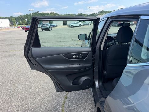 Used 2017 Nissan Rogue S AWD/4WD image 26