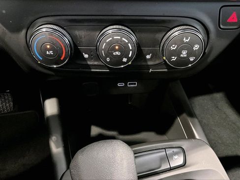Used 2024 Chevrolet Trax RS FWD image 24