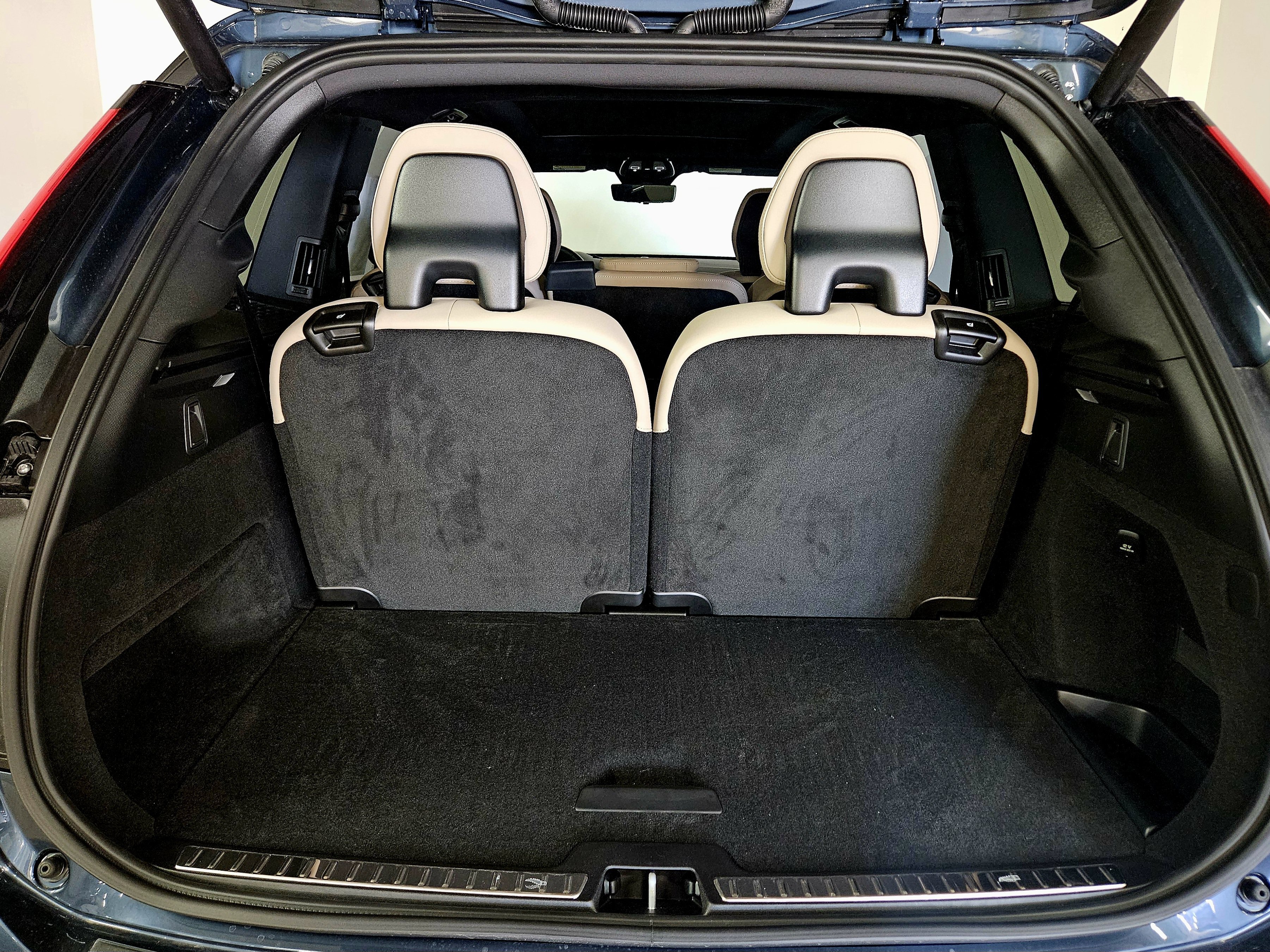 New 2026 Volvo XC90 T8 Plus w/ Protection Package Premier AWD/4WD image 17