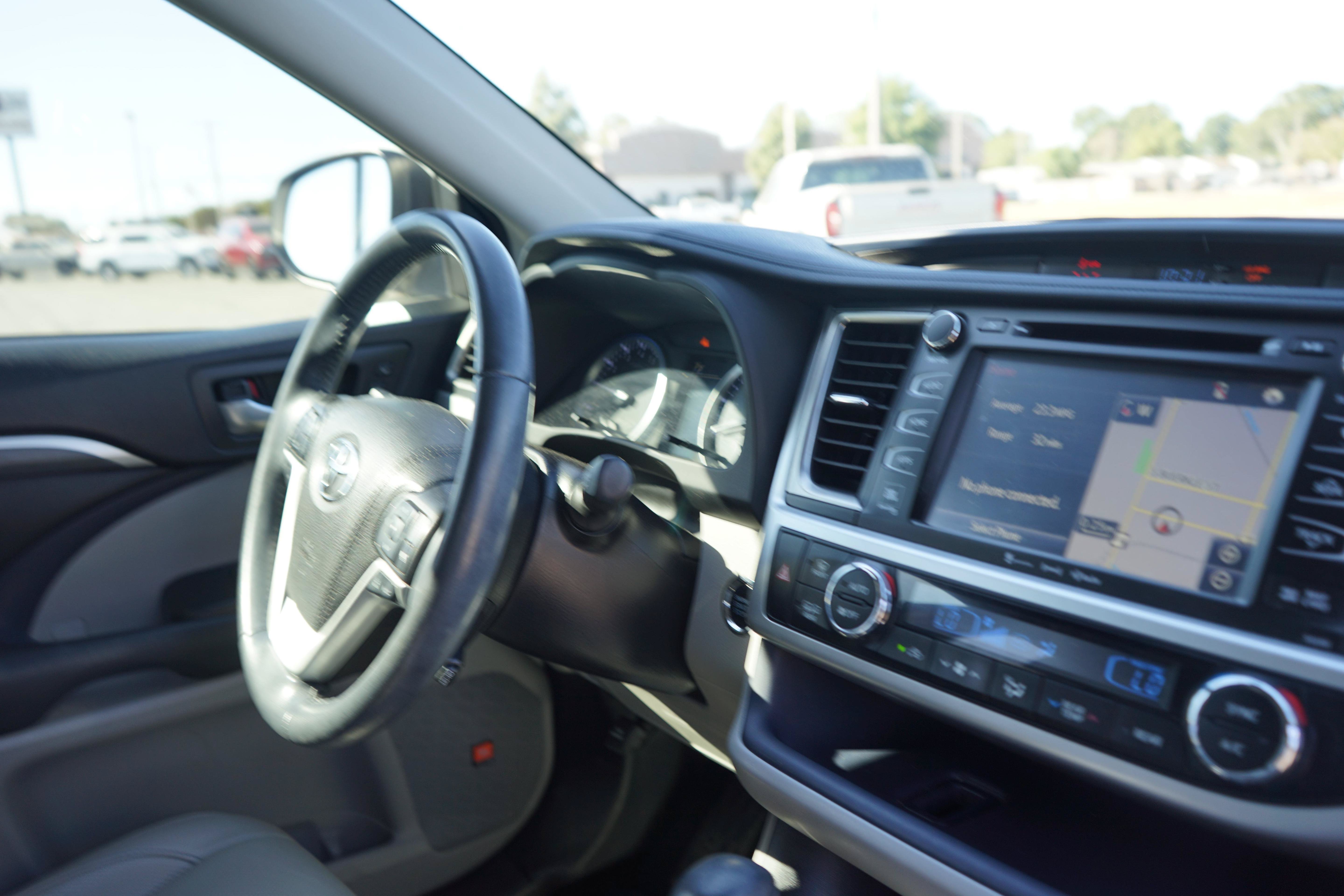 Used 2019 Toyota Highlander Limited FWD image 25