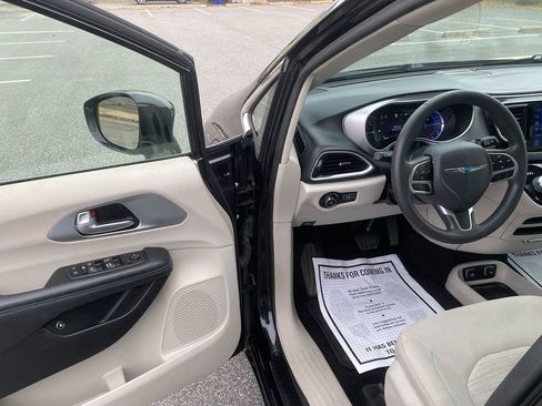 Used 2017 Chrysler Pacifica Touring Plus image 10