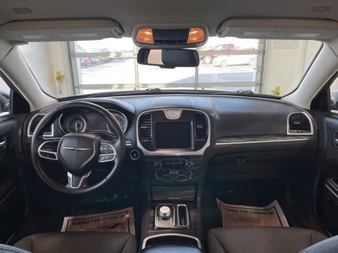 Used 2022 Chrysler 300 Touring image 12