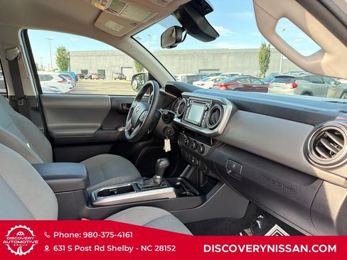 Used 2018 Toyota Tacoma SR5 RWD image 33