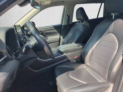 Used 2022 Toyota Highlander XLE FWD image 21