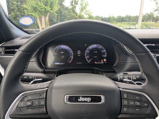 Used 2025 Jeep Grand Cherokee Altitude AWD/4WD image 30