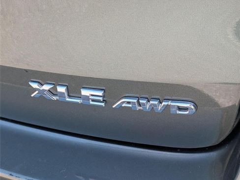 Used 2019 Toyota Highlander XLE AWD/4WD image 9