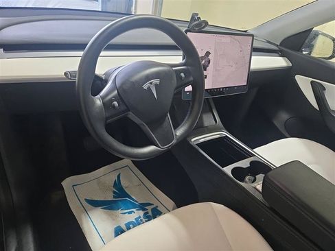 Used 2022 Tesla Model Y Long Range AWD/4WD image 3