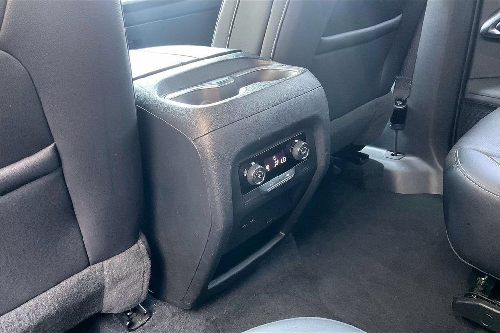Used 2025 Chevrolet Traverse LT FWD image 33