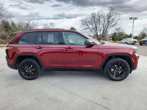 Used 2024 Jeep Grand Cherokee Altitude AWD/4WD image 6