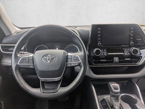 Used 2022 Toyota Highlander LE image 15