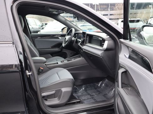 Certified 2025 Volkswagen Tiguan SE R-Line image 29