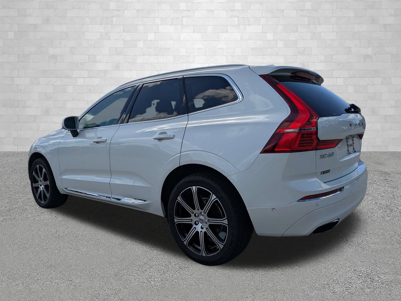 Used 2019 Volvo XC60 T5 Inscription w/ Protection Package AWD/4WD image 4