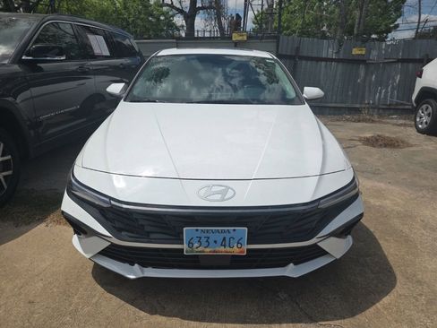 Used 2025 Hyundai Elantra SEL image 2